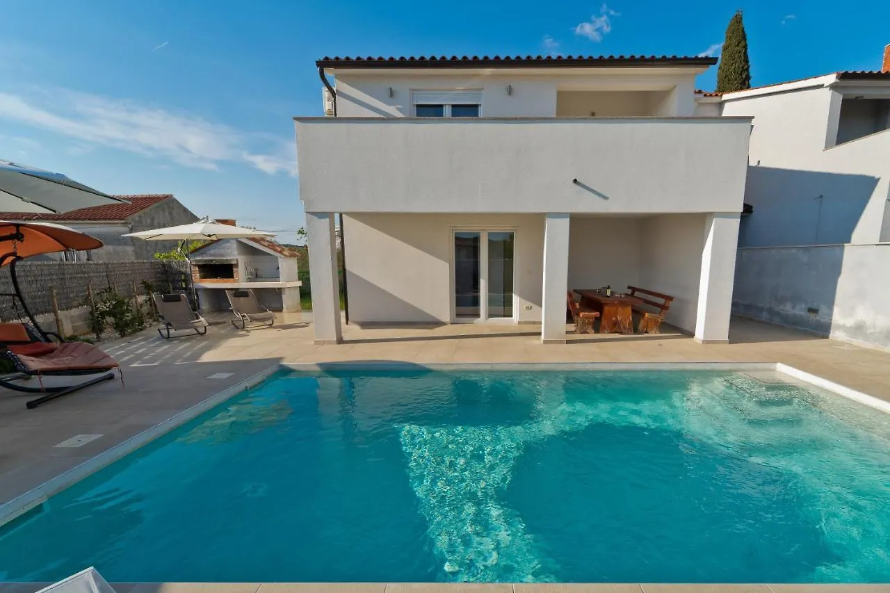 Villa Luka With Private Pool Near Pula location