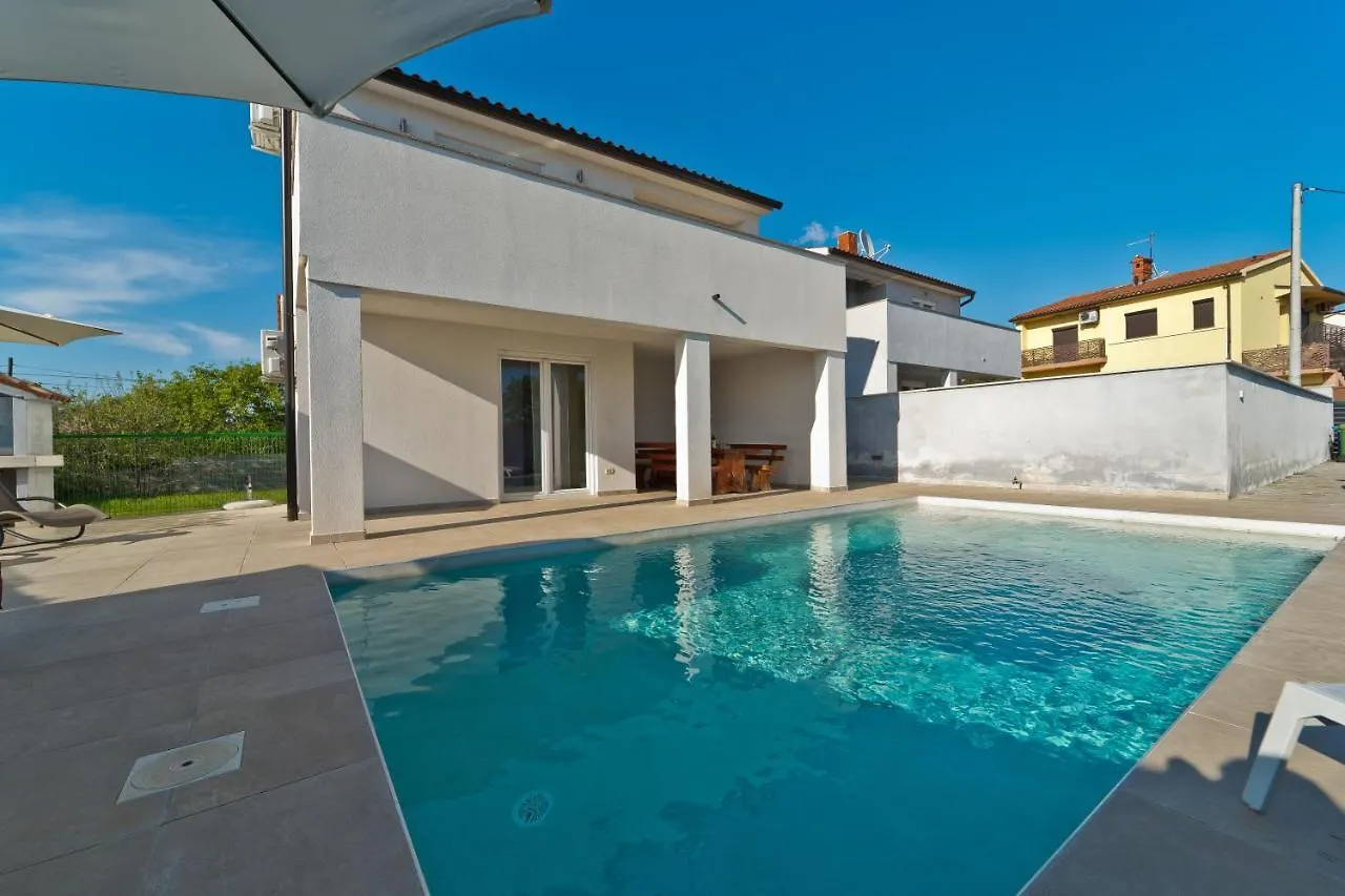 Villa Luka With Private Pool Near Pula